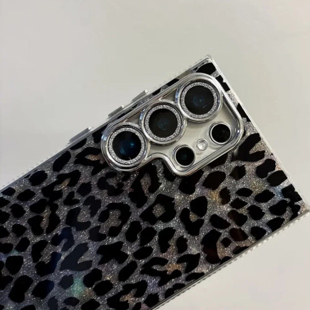 Funda leopardo negra para Galaxy S24 S23 S22 Ultra con elegante cadena de cristales