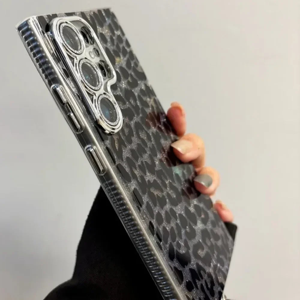 Funda leopardo negra para Galaxy S24 S23 S22 Ultra con elegante cadena de cristales